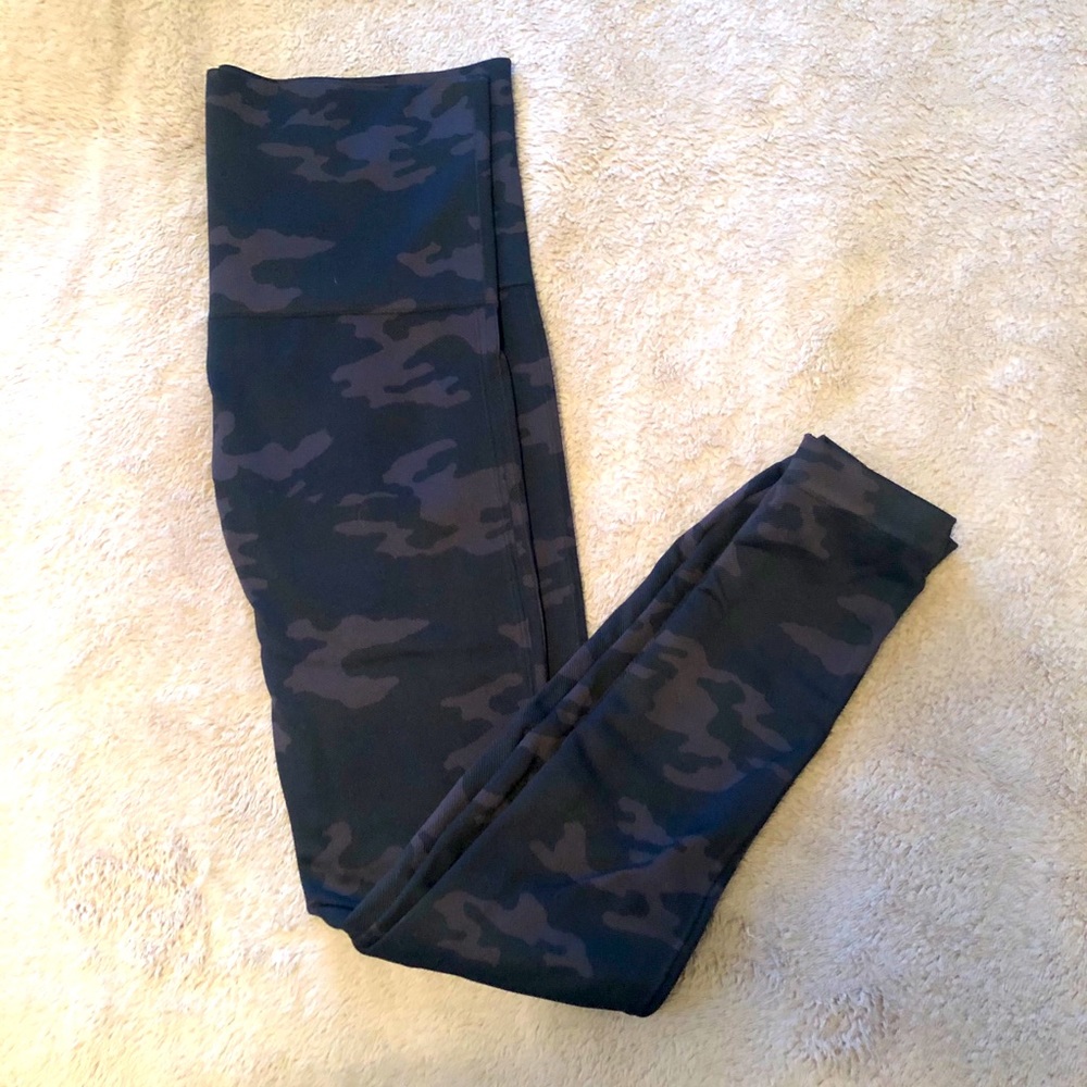 Spanx Seamless Black Camo Leggings Medium